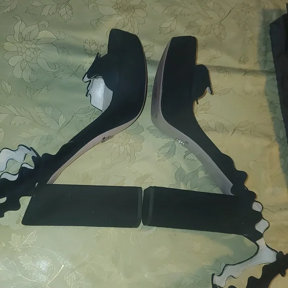 Prada shoes black Prada shoes black heel comes with pra original shoe protector - Picture 7 of 16